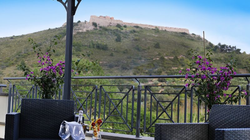Junior--Suite--terrazza--con--sfondo--Forte--Filippo--A-point-Argentario